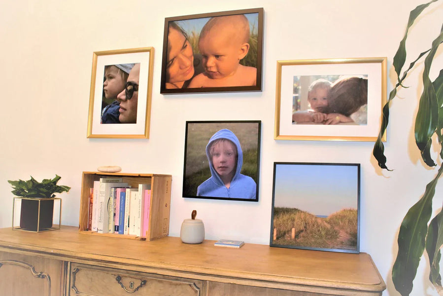 Eine Bilderwand mit Familienfotos gestalten