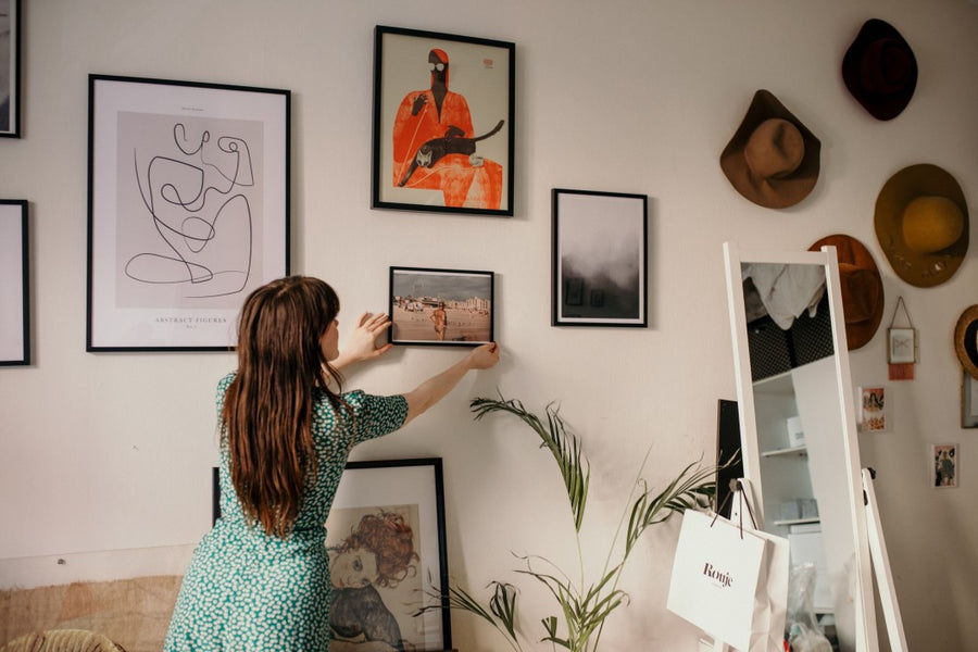 Die Kunst der Ausrichtung: Bilder gekonnt mit zwei Nägeln aufhängen