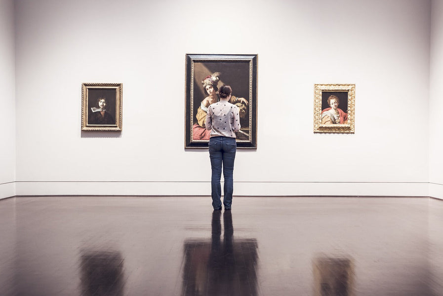 Perfekt in Szene gesetzt: Die Kunst des Bilder aufhängens bei Ausstellungen